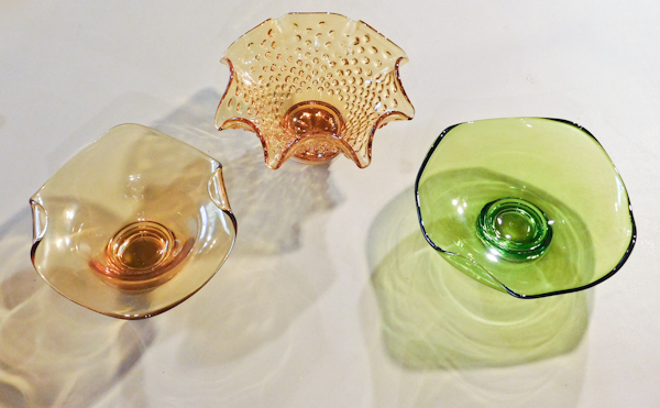 lot 139 image: Vintage mid century glass bowls amber & green