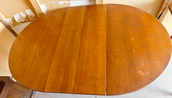 lot 91 image: Solid wood Dining room table 42 round two leaves expand to 60