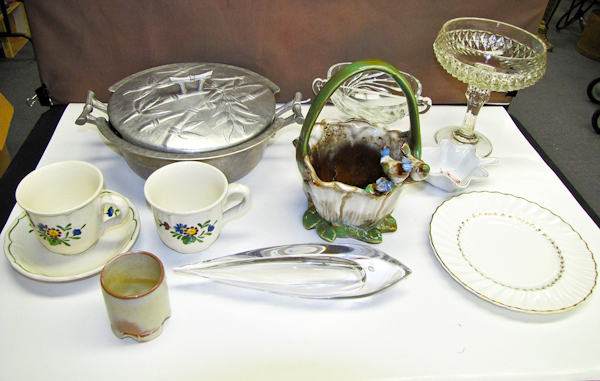 lot 112 image: several decor items collectible vintage