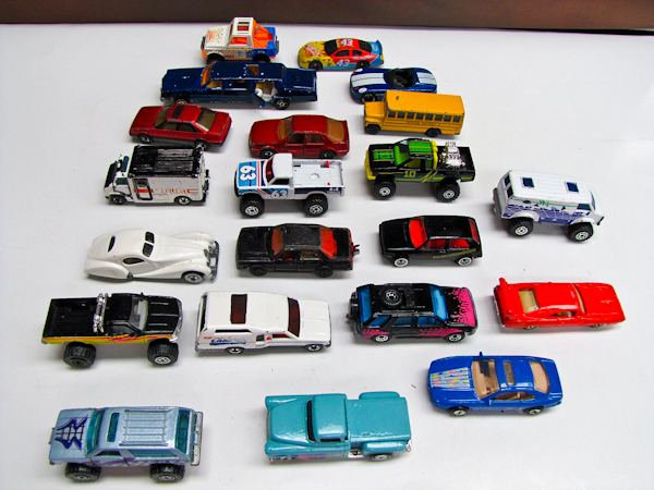 lot 113 image: large lot of Die Cast Cars, Hot Wheels