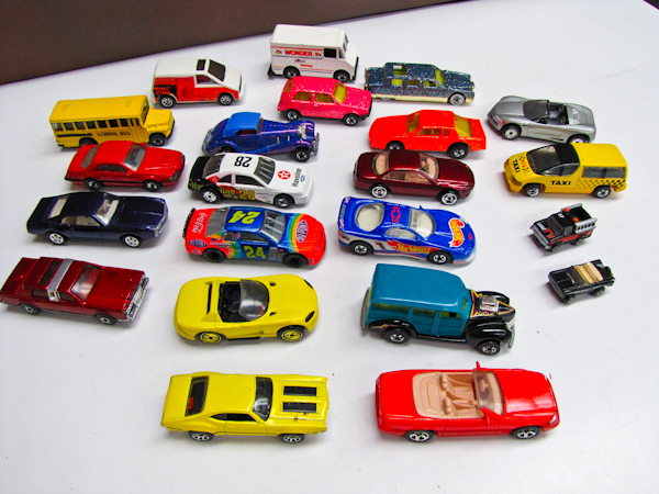 lot 115 image: large lot of Die Cast Cars, Hot Wheels, see photos