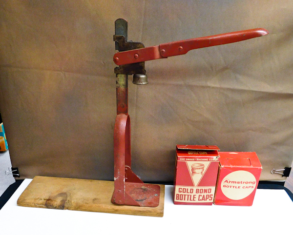 lot 6 image: Vintage bottle capper and two partial boxes of bottle caps