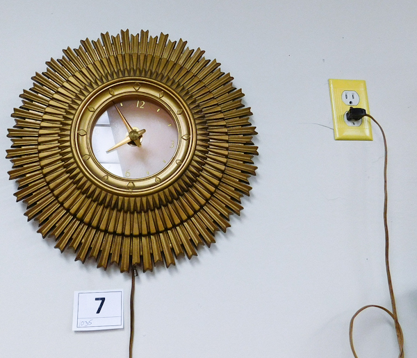 lot 7 image: Vintage mid century wall clock, very retro with a backlight that works also