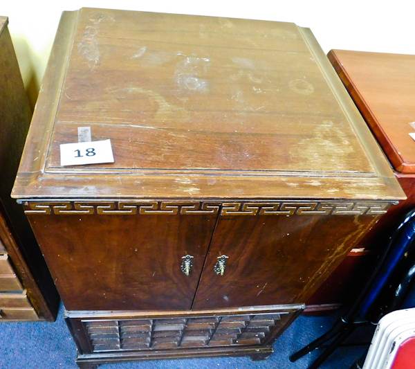 lot 18 image: Vintage TV Wood Cabinet