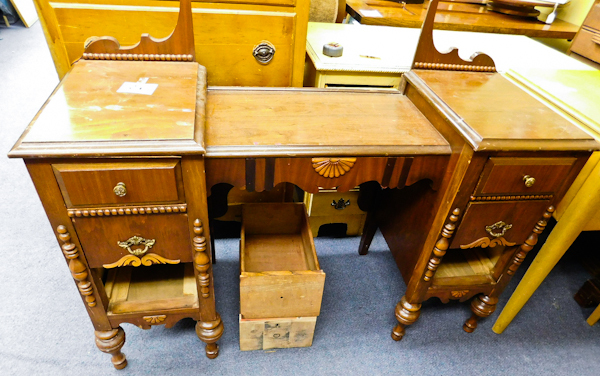 lot 21 image: Vintage 1940s wood dressing table