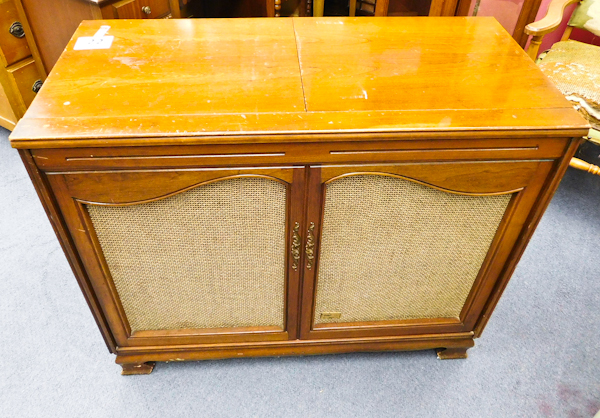 lot 22 image: Vintage wood stereo cabinet