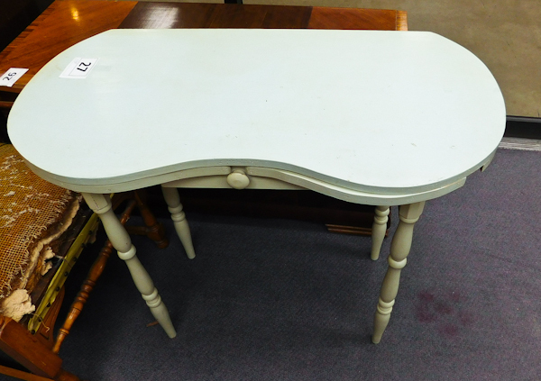 lot 27 image: Vintage Dressing Table