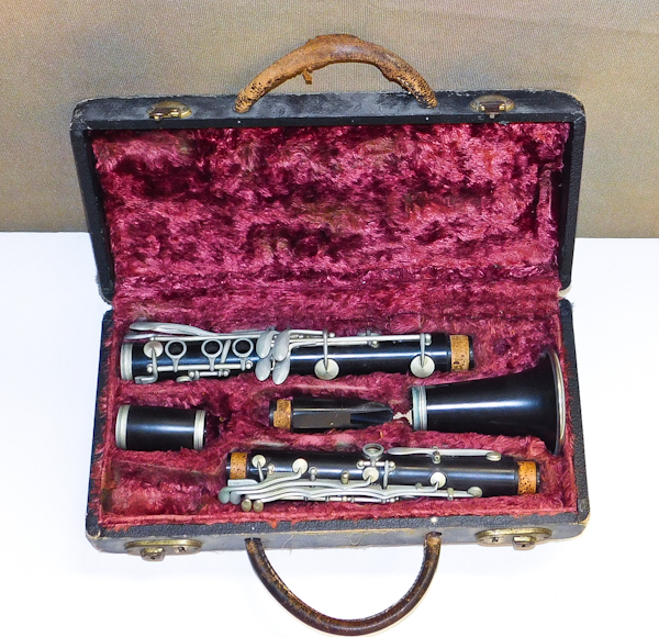 lot 34 image: Vintage Clarinet & Case
