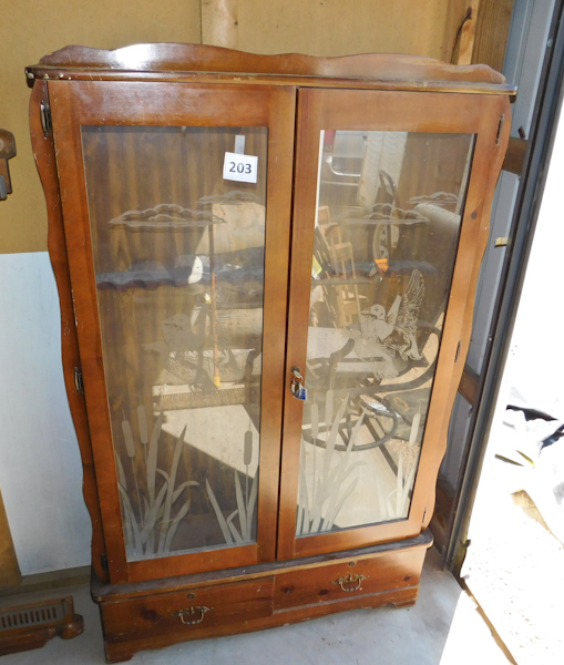 lot 203 image: Wooden 12 gun locking gun rack, has two glass locking doors with keys and two locking drawers
