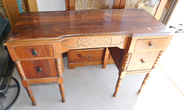 lot 204 image: Vintage wooden 4 drawer vanity