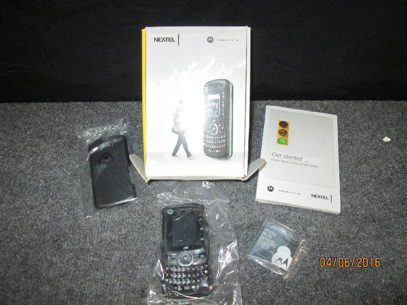 lot 104 image: Nextel Motorola clutch i465 cell ph...