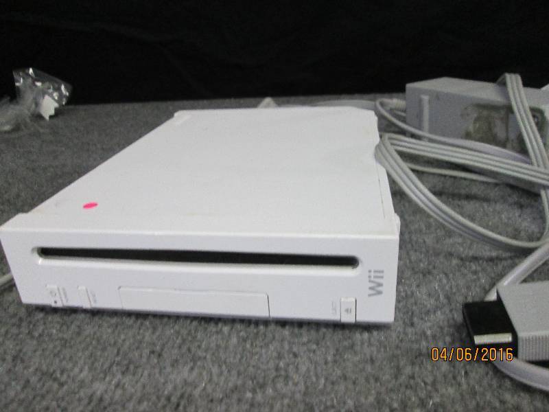 lot 106 image: Wii game box, powers on and has vid...
