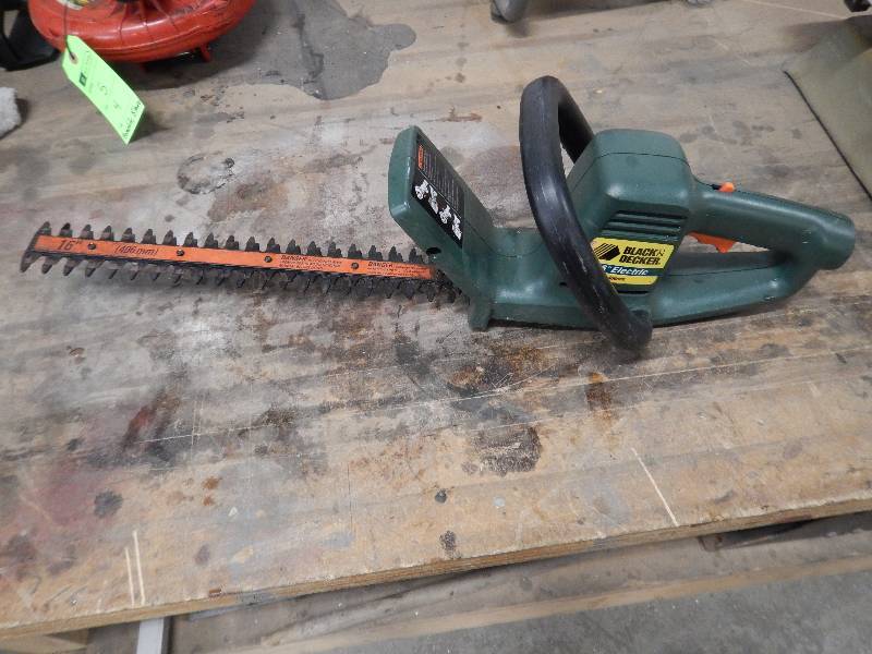 lot 6 image: Black and Decker Hedge Trimmer