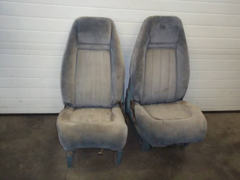 lot 68 image: Pair of car seats