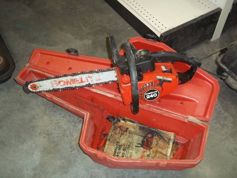 lot 82 image: homelite 240 16 Chain saw with case