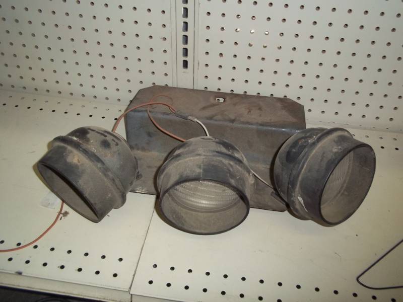 lot 87 image: Tractor cab light set of 3 with mounting bracket 12v