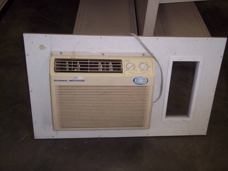 lot 96 image: 5000 BTU Window air conditioner with insert 110v