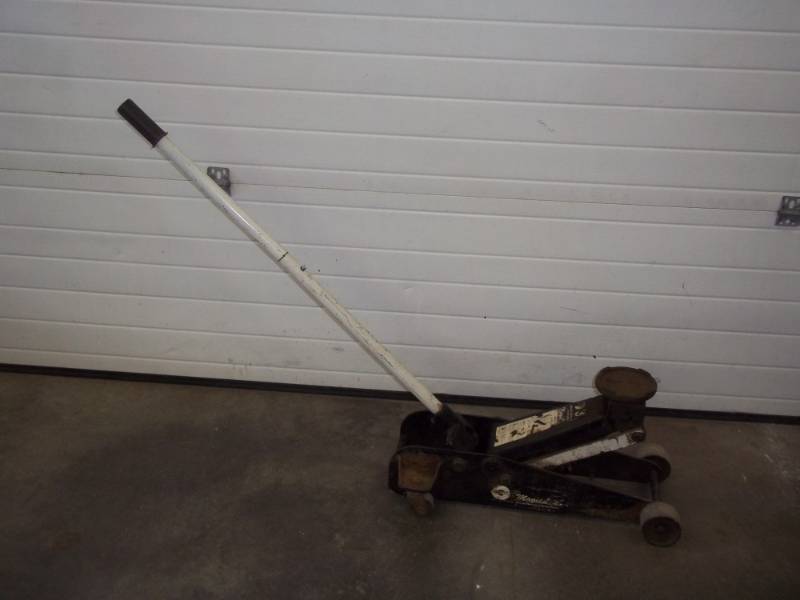 lot 97 image: Floor Jack 3 Ton