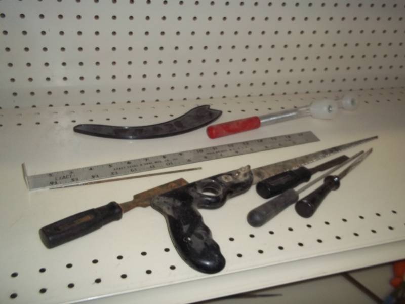 lot 106 image: Tool files saws and wood chisels