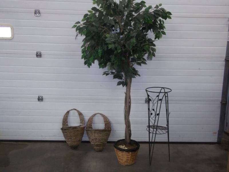 lot 117 image: Plant stands and artificial tree