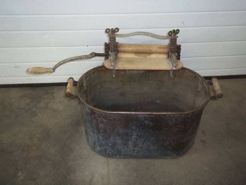 lot 122 image: Copper Washtub with wringer