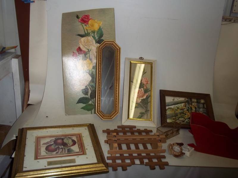 lot 129 image: Dcor items with mirrors and framed prints