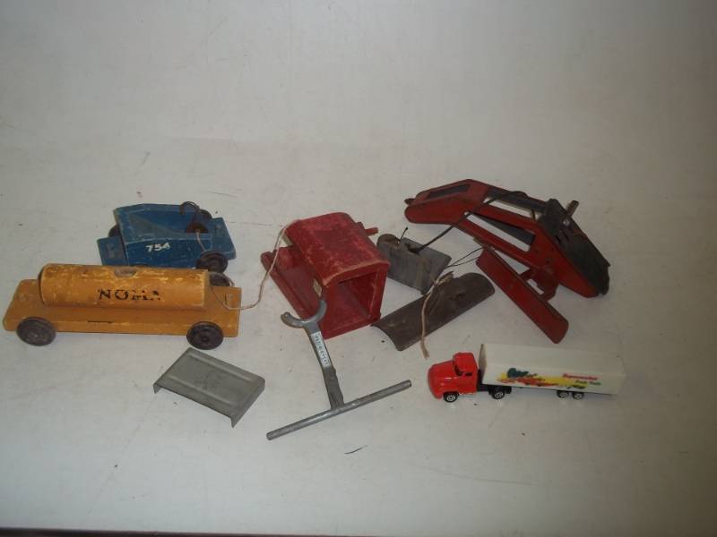 lot 133 image: Vintage Toys