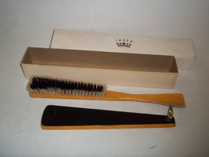 lot 171 image: Vintage hanging shoehorn