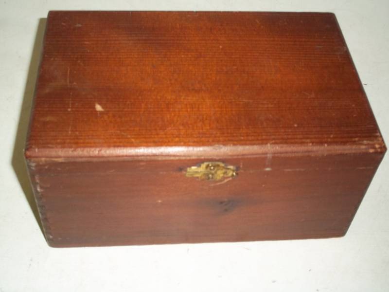 lot 178 image: Wood box 9 x 6 x 4