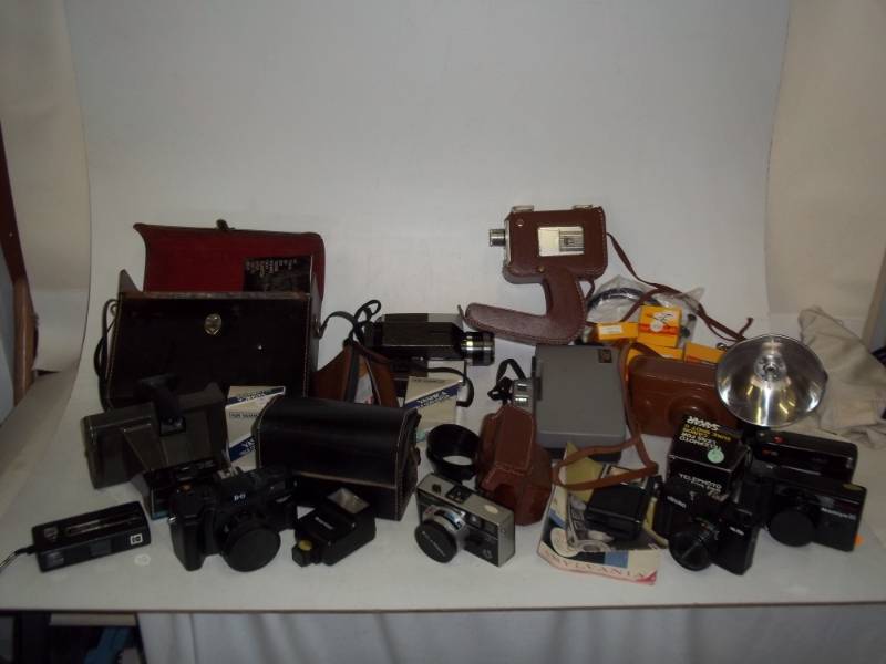 lot 184 image: Large Vintage Camera assortment including movie and 35mm film cameras