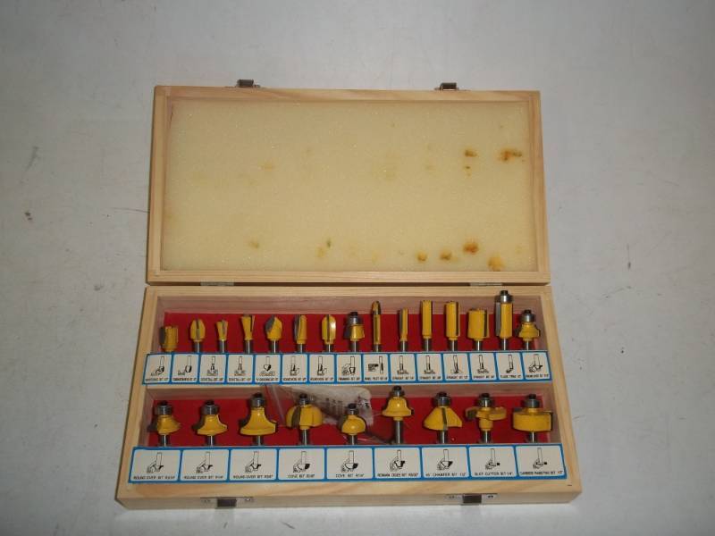 lot 187 image: Router Bits