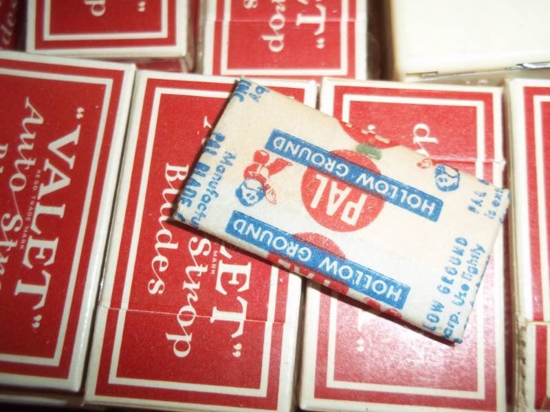 lot 196 image: Box of new razor blades
