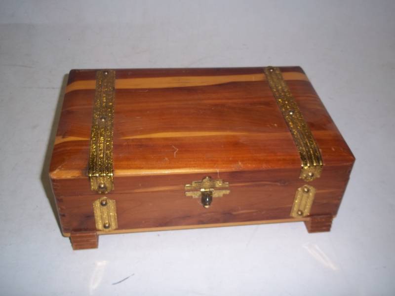 lot 200 image: Vintage Keep sake box with lock and key