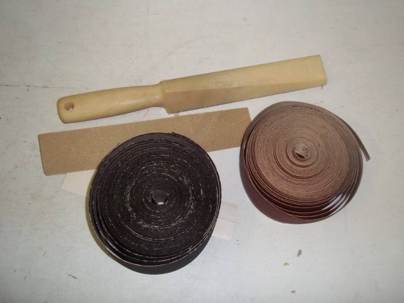 lot 226 image: Rolled Sandpaper with holder