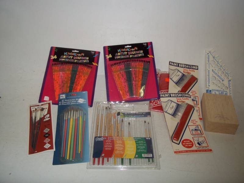 lot 233 image: Artist Brushes with brush combs