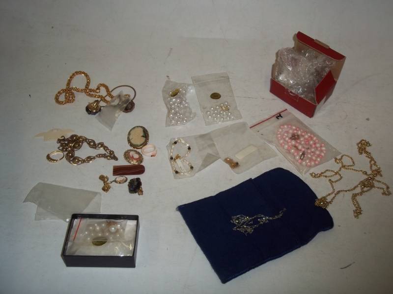 lot 239 image: Jewelry