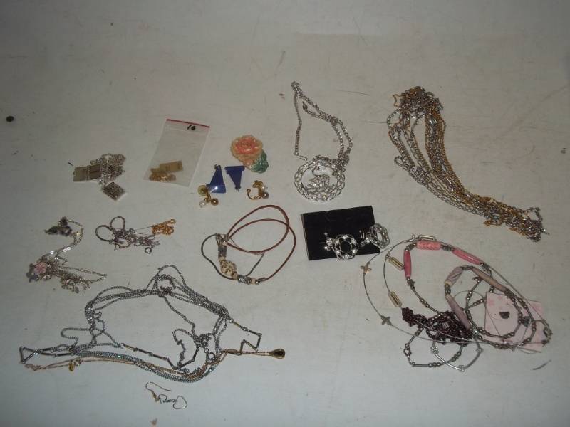lot 247 image: Jewelry