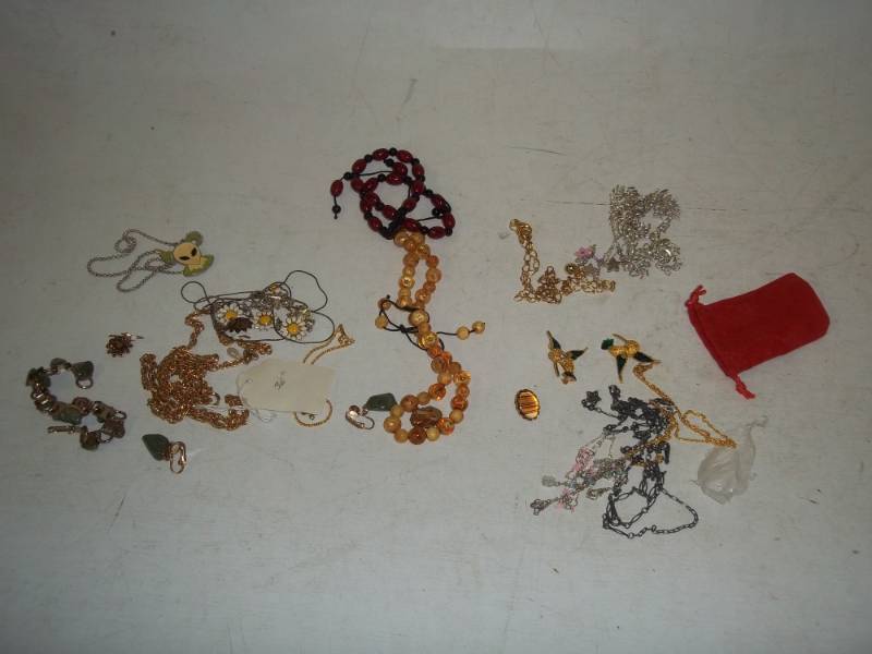 lot 249 image: Jewelry items