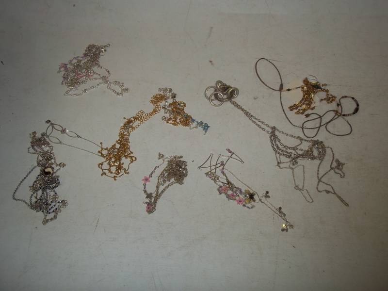 lot 250 image: Jewelry items