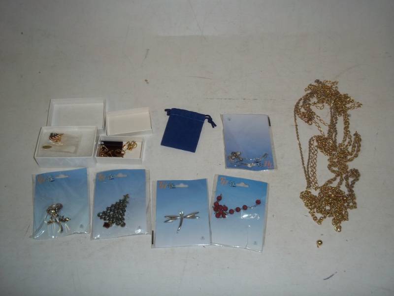 lot 253 image: Jewelry items