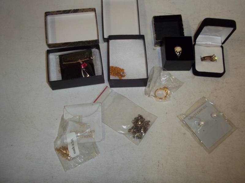 lot 256 image: Jewelry Items