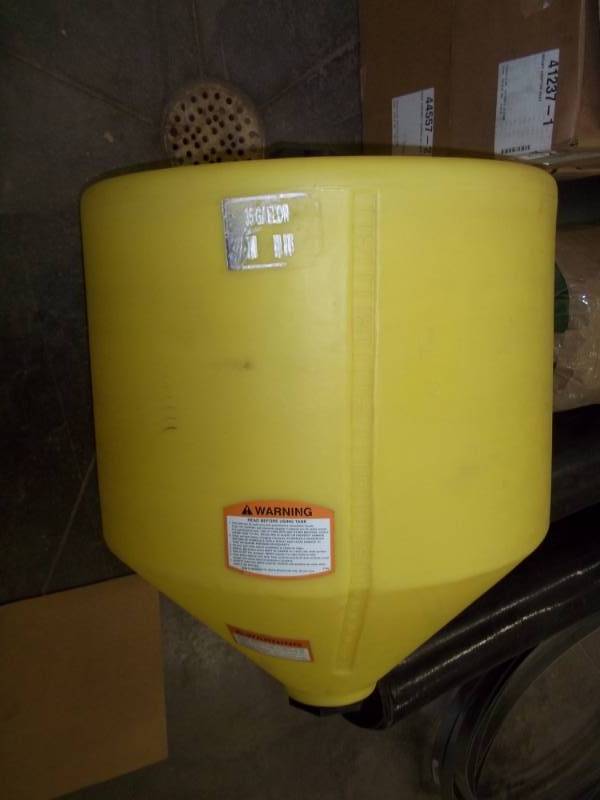 lot 266 image: NEW Sprayer Mixing tank 35 Gallon