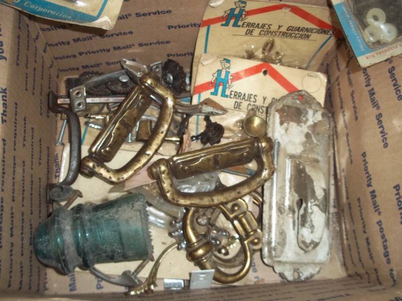 lot 298 image: Vintage drawer pulls and insulator