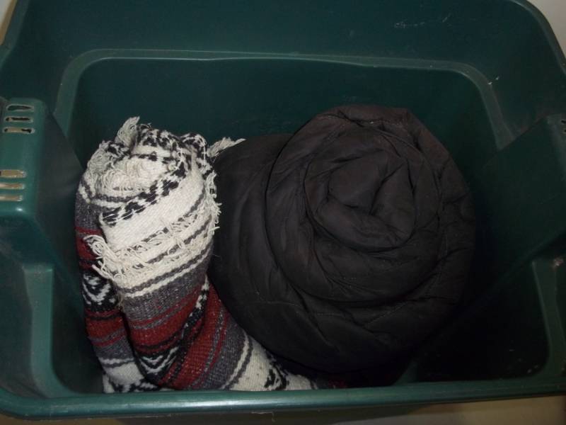 lot 303 image: Tub with sleeping bag and rug