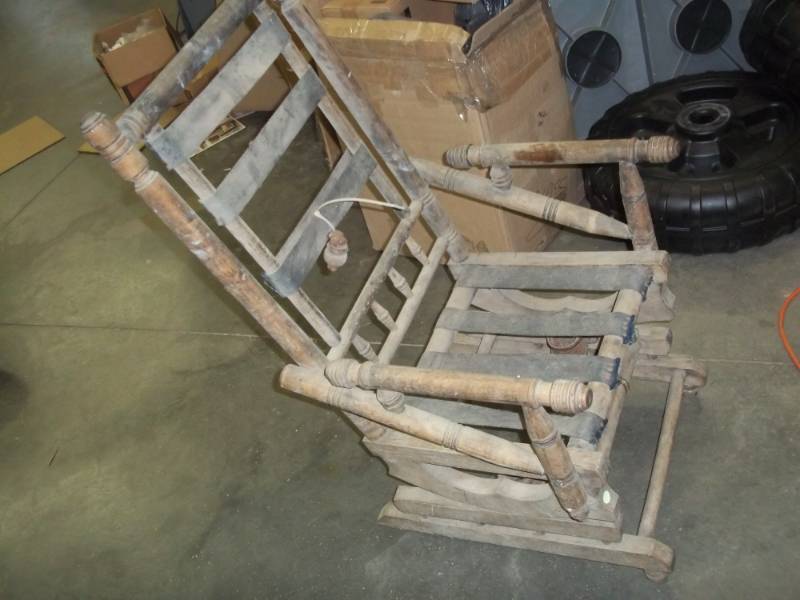 lot 323 image: Vintage Rocking  Chair