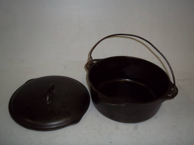 lot 327 image: Cast Iron Dutch Oven