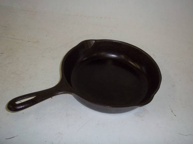 lot 329 image: 9 Cast Iron Pan