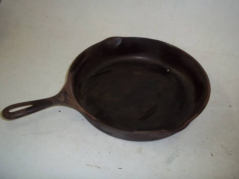 lot 330 image: 11 Cast Iron Pan