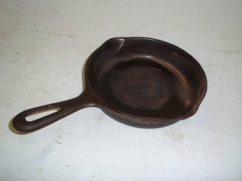 lot 334 image: 6.5 Cast Iron Pan