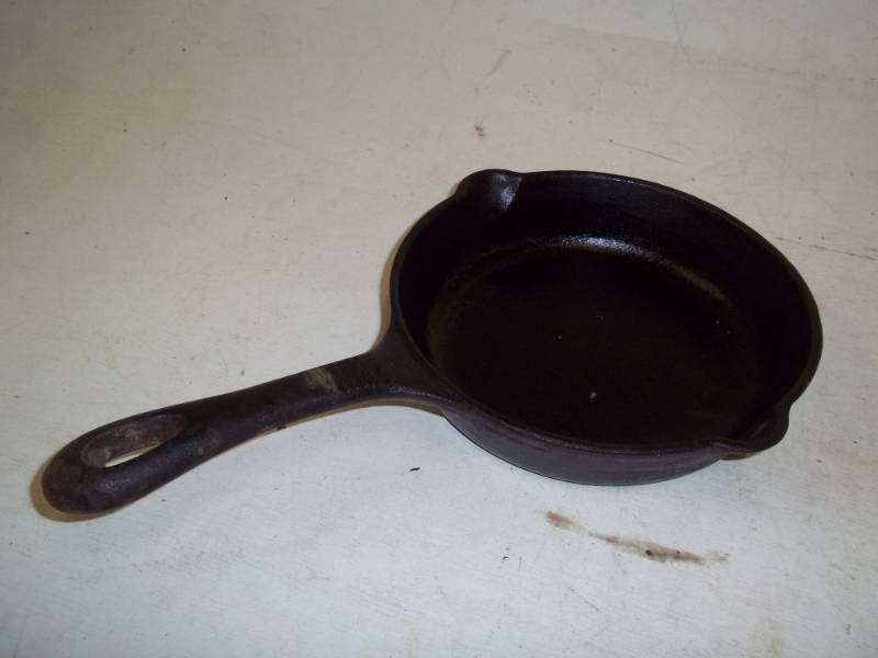 lot 335 image: 6.5 Cast Iron Pan